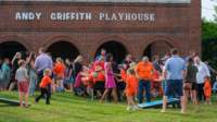 artsaliveparadeshow250673_small.jpg