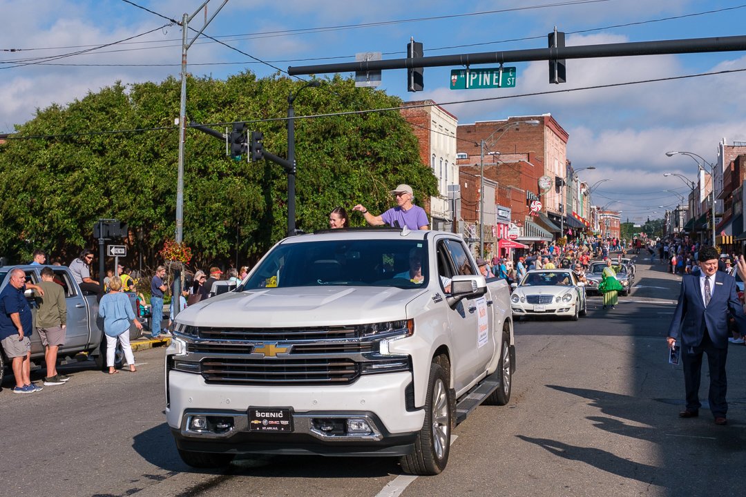 parade240918.jpg